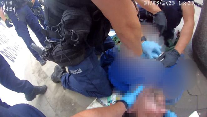 Mężczyzna spadł z muru i przestał oddychać! Heroiczna akcja policjantów