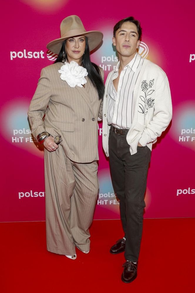 Kayah niczym bogata wdowa po gangsterze. A to garnitur z sieciówki!