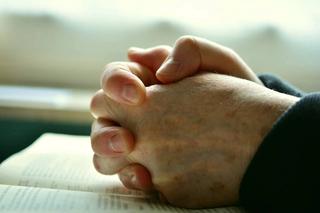 Modlitwa na Wigilię. Sprawdź, jaką modlitwę należy zmówić przy wigilijnym stole