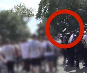 Służby opublikowały szokujące nagranie. Kibice rzucali w policjantów szklanymi butelkami. „Zatrzymali blisko 100 osób”.