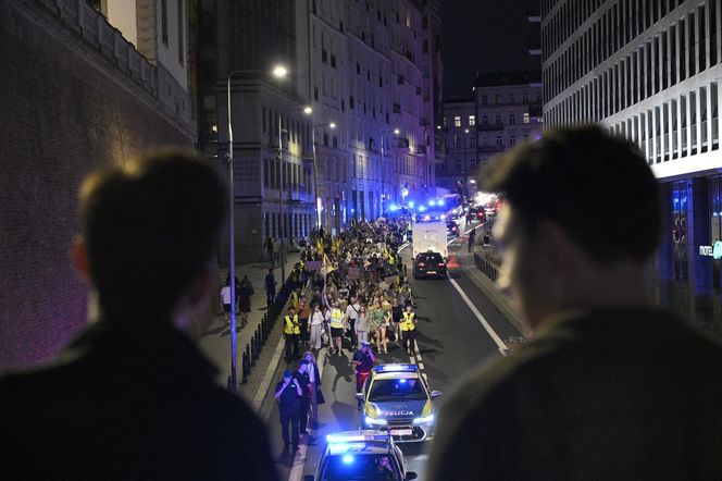 Przeszli przez Warszawę w piżamach i kapciach. Krzyczeli "Chcemy spać!"