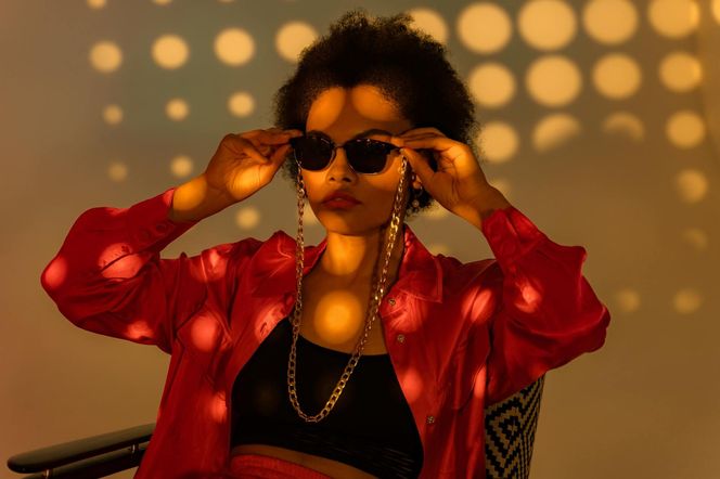 Czerwona koszula będzie hitem jesiennych stylizacji. Jak ją nosić w modny sposób?