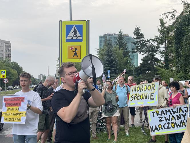 Protest mieszkańców przeciwko wycince drzew pod budowę linii tramwajowej do Mistrzejowic.