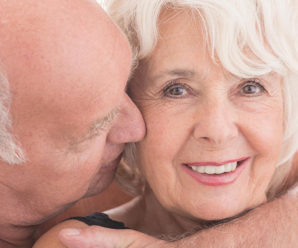 Najlepsze pozycje seksualne dla seniorów. To dla zdrowia!