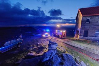 Pożar wieży nadawczej na Śnieżnych Kotłach. To ponad 1 500 m n.p.m. [ZDJĘCIA]