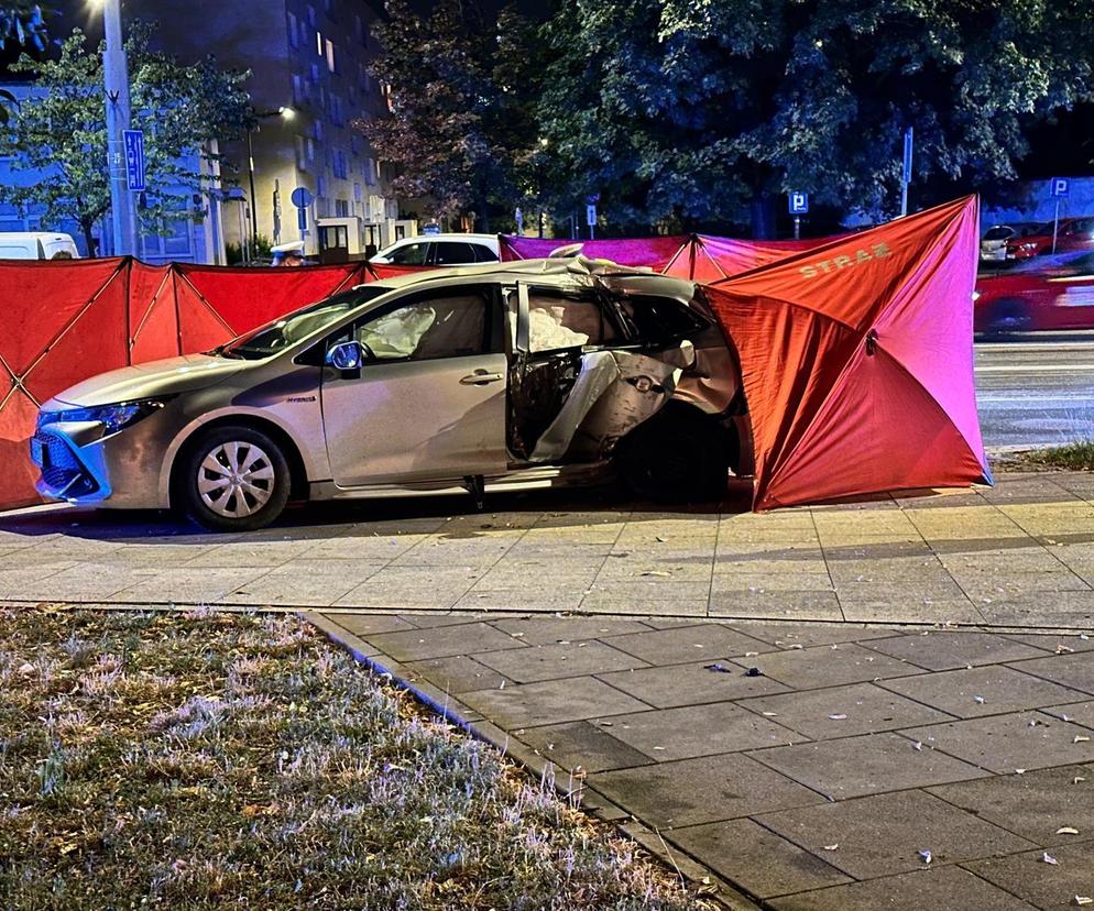 Osobowa toyota wjechała w słup, jedna osoba zginęła. Autem podróżowały dzieci