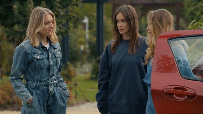 Barwy szczęścia, odcinek 3146. Grażyna (Kinga Suchan), Madzia (Natalia Sierzputowska), Oliwka (Wiktoria Gąsiewska) 