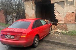 Pijany kierowca uciekł, ale zostawił samochód