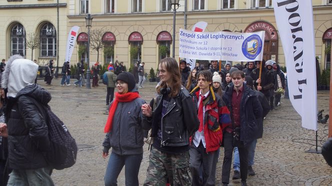 Polonez dla Fredry 2025 we Wrocławiu. Maturzyści zatańczyli na Rynku [ZDJĘCIA]