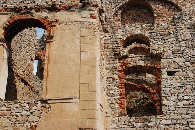 Zamek Krzyżtopór - jak zwiedzać, żeby się nie znudzić? Zdjęcia, aplikacja, historia