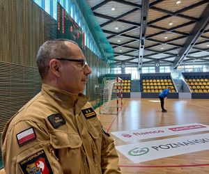 Na co dzień ratują, a dziś grają. Strażacka rywalizacja na parkiecie w Lesznie