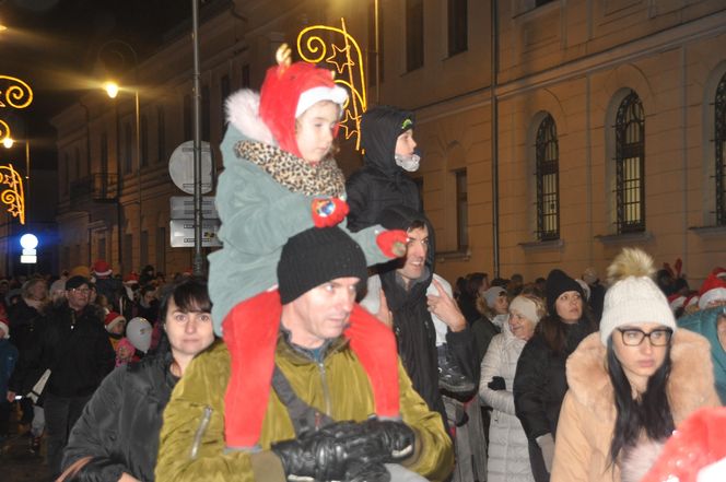 Orszak Świętego Mikołaja i choinka w Rynku w Kielcach