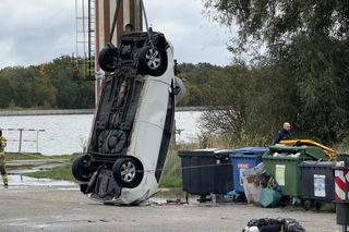 Samochód wpadł do wody, strażacy musieli ratować kobietę. Wielka akcja służb