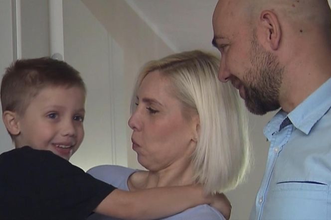 Drapał się do krwi, wyrywał włosy z bólu. 5-letni Grześ z rodzicami/zrzut ekranu