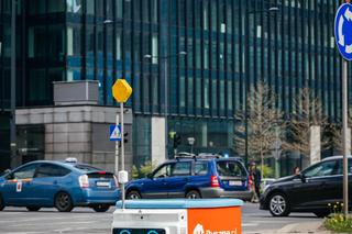 Na ulice Warszawy wyjechał pierwszy w historii marki, półautonomiczny robot dostawczy Pyszne.pl