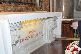 Czarnek złożył kwiaty przy grobie Jana Pawła II
