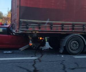 Wypadek na autostradzie A4 w Katowicach. Auto wjechało pod TIRa