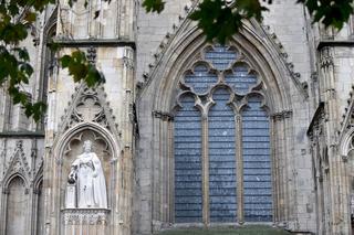 Pierwszy pomnik Elżbiety II po jej śmierci. Odsłonił go Karol III [ZDJĘCIA]