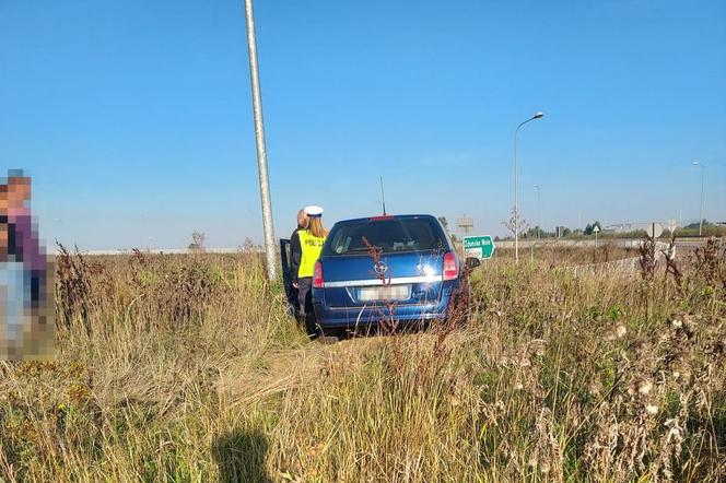 Pijany kierowca utknął oplem na środku ronda w Marzeninie