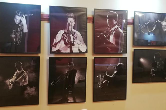 Wśród zdjęć znajdziemy m.in. portrety muzyków z Milickiej Orkiestry Dętej
