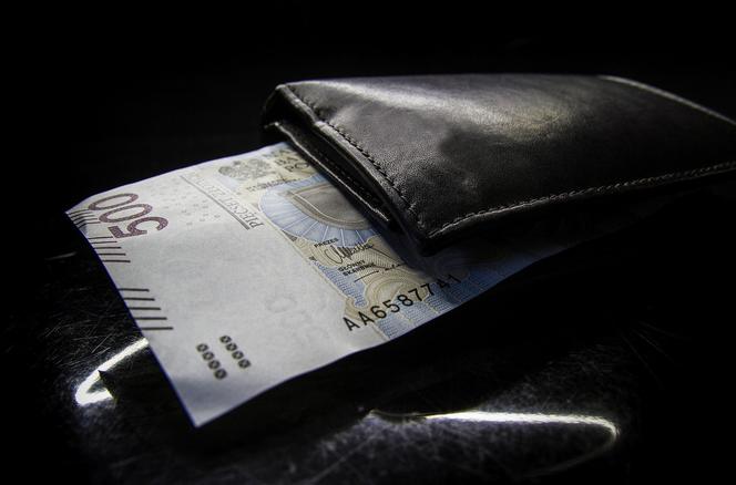 Znalazł banknot i go nie oddał! Zaskakujące konsekwencje. Tego się nie spodziewał
