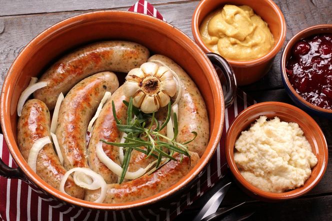 Biała kiełbasa pieczona – jak upiec białą kiełbasę, by była soczysta i pełna smaku?