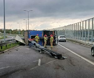 Kielce. Wypadek na ul. Grunwaldzkiej. Ciężarówka przewróciła się po zahaczeniu o wiadukt [ZDJĘCIA].