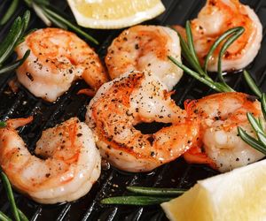 Krewetki na walentynki: przepis na wykwintną i romantyczną przekąskę