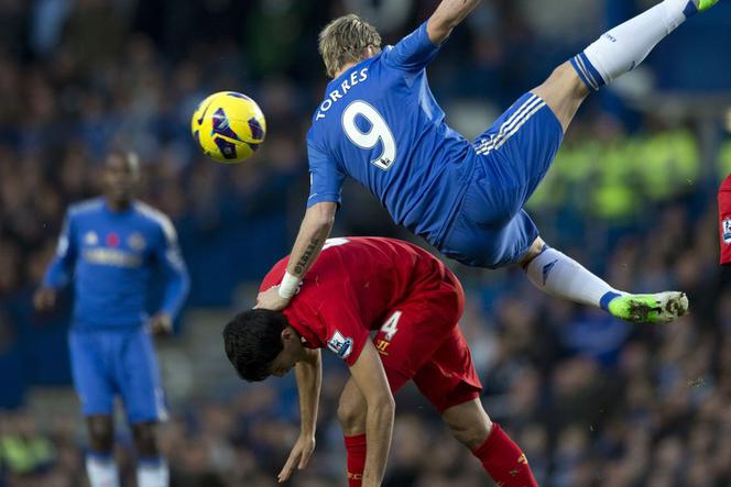 Fernando Torres w starciu z Luisem Suarezem