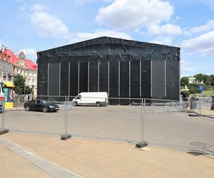 Przed sobotnim koncertem trwa budowa sceny na pl. Zamkowym w Lublinie