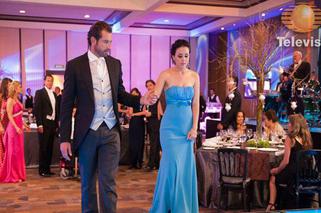 UKRYTA MIŁOŚĆ: Luciana (Zuria Vega) i Rodrigo (Gabriel Soto) na balu