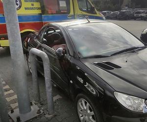  Trzylatek za kierownicą w Wałbrzychu. Przygniótł matkę do barierki na parkingu