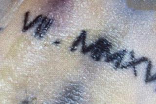 Zwłoki kobiety w lesie. Policja nie wie, kim jest. W identyfikacji pomogą tatuaże?.