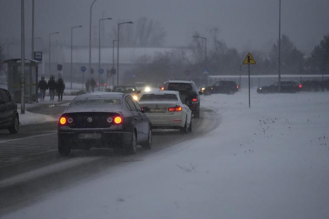 Śnieżyce przechodzą nad Polską. W Warszawie ogłoszono akcję ALFA