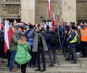 Protest rolników we Wrocławiu. Strajk wymyka się spod kontroli. Urząd Wojewódzki obrzucany jajkami