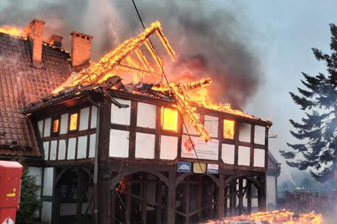 Potężny pożar XIX-wiecznego domu na Żuławach! Zabytek płonie jak zapałka