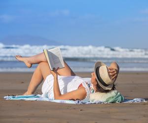 Co czytać w wakacje 2024? Idealne książki na urlop! Wydawnicze nowości i prawdziwe perełki! 