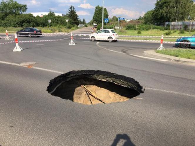 Na ulicy Wiosennej zapadła się jezdnia