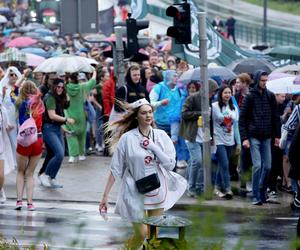 Kortowiada 2022. Parada studentów przeszła ulicami Olsztyna. Tradycyjnie w deszczu! [ZDJĘCIA]