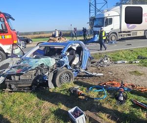 Wypadek na DK11 pod Lublińcem. Jedna osoba uwięziona w aucie. Droga jest zablokowana