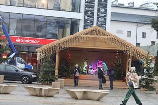 Szopka w Lublinie jest już gotowa. Mieszkańcy chętnie robią sobie przy niej zdjęcia 