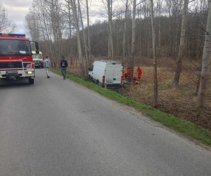 Czermna. Dostawcze IVECO roztrzaskało się na drzewie. Nie żyje kierowca