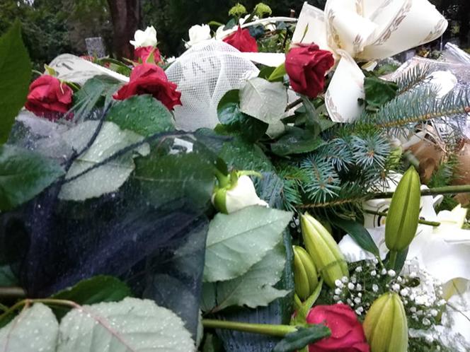 Tragedia w Salisbury. Zamordowane kobiety pochowane w Tarnowie. Grobu nie widać spod kwiatów