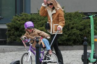 Kasia Tusk uczy córeczkę jeździć na dwukołowym rowerku