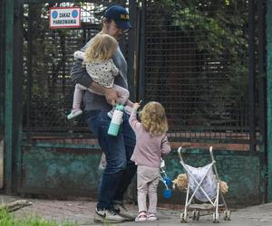  Bartłomiej Topa z córkami na spacerze