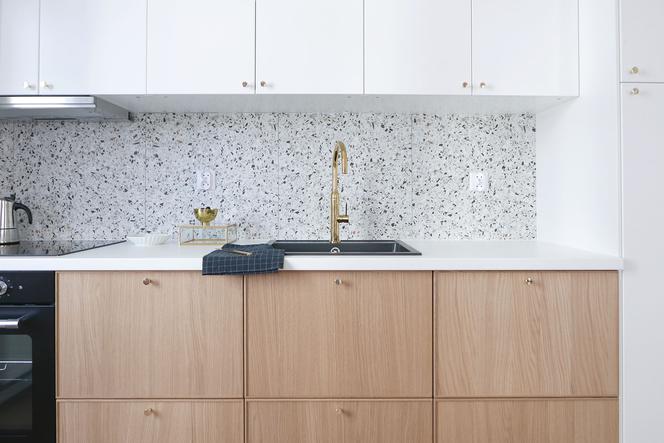 Ściana nad blatem w kuchni: płytki, panel, tapeta, drewno. Jak tanio wykończyć ścianę między szafkami?