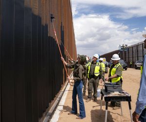 Trump kazał malować mur graniczny na czarno. Żeby parzył imigrantów. Absurd?!