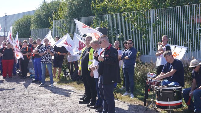 Pikieta pracowników Beko. Pracę straci 1100 osób. „Czujemy się oszukani i sfrustrowani”