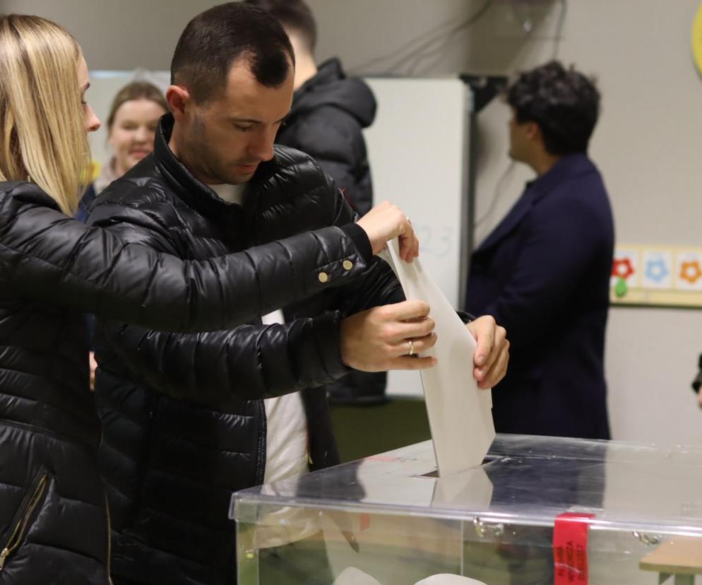 Ogromne kolejki przed lokalami wyborczymi w Lublinie