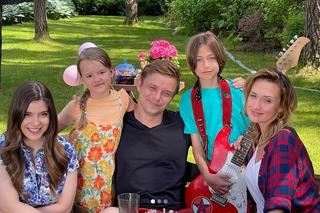 Barwy szczęścia po wakacjach 2023. Hubert (Marek Molak), Agata (Natalia Zambrzycka), Emil (Artem Malashchuk), Asia (Anna Gzyra), Marysia (Nina Szumowska)